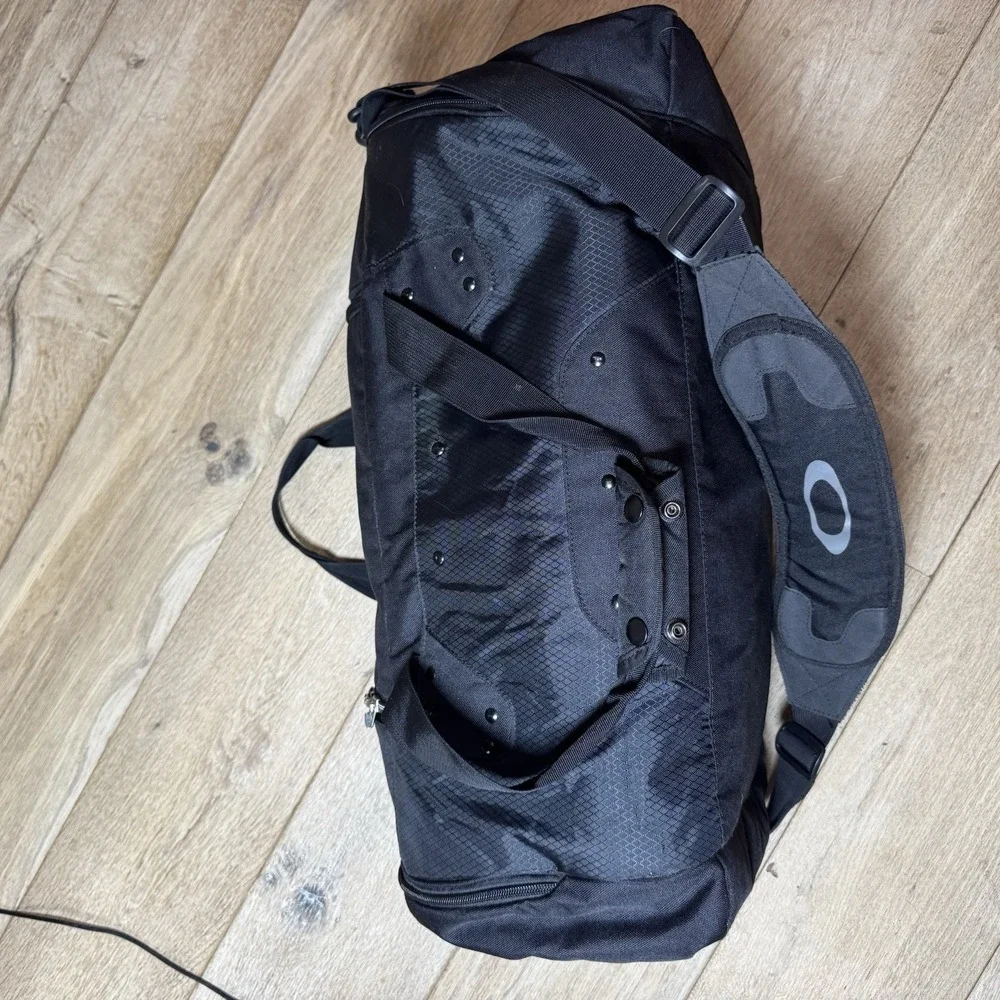 Oakley Black Duffle Bag Vintage Gym Bag in Excellent Condition Model 92345